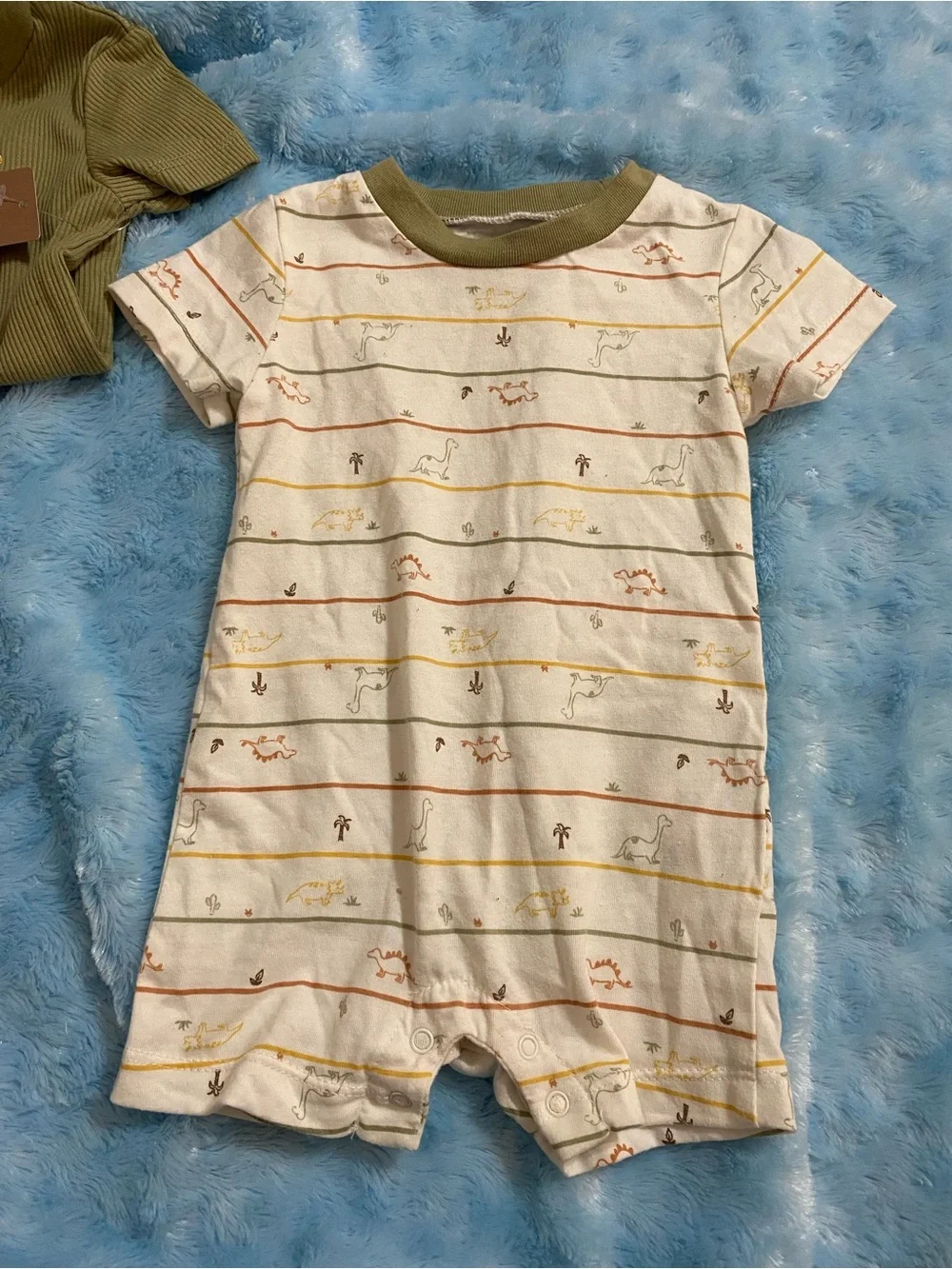 NWT 2 chick pea Olive Green and Cream Dinosaur Kids Matching Set size 3-6M